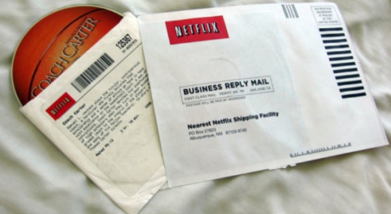 Foto histórica o ilustración del antiguo Netflix —cuando enviaba DVDs— y su evolución a streaming.
